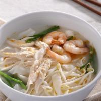 Ipoh Kway Teow Soup With Shrimp & Chicken Slices 怡保鲜虾鸡丝河粉 · 