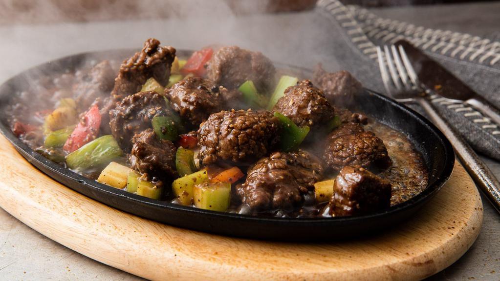 Sm26. Black Pepper Beef On Sizzling Plate 黑胡椒铁板牛肉 · 