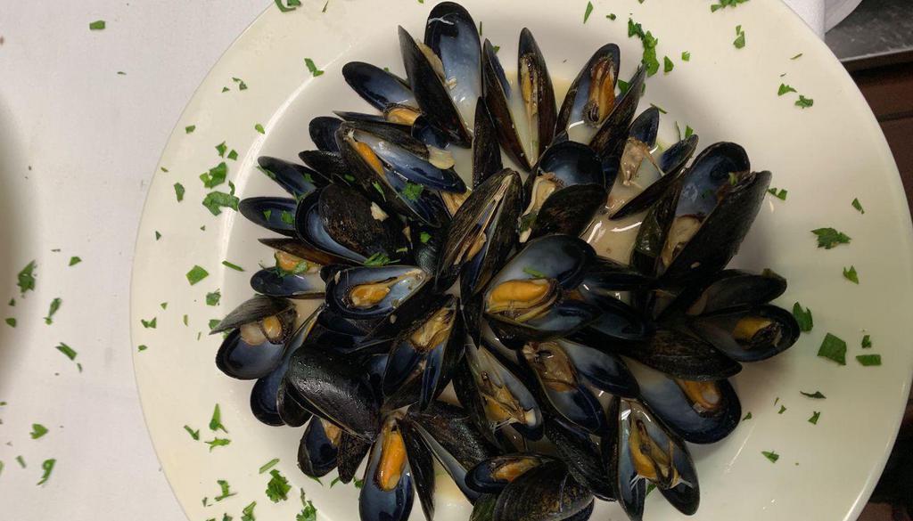 [Gf] Zuppa Di Mussels White · Steamed mussels in white wine or a light tomato sauce
