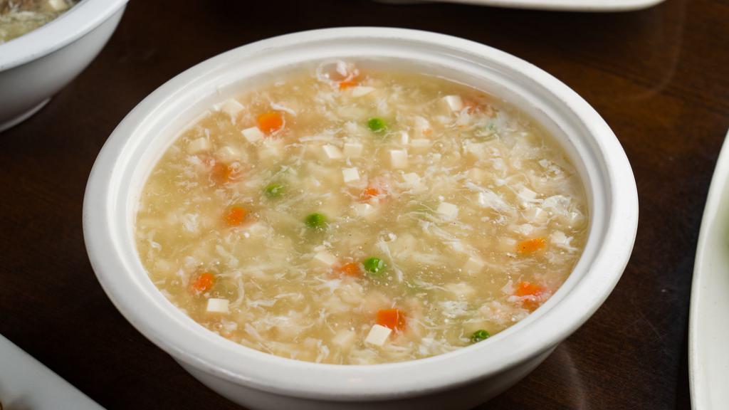 海鲜汤 Seafood Tofu Soup · A thick soup of chopped shrimp, scallops, squid, carrots, mushroom and tofu. Shrimp, Scallops, Squid, Tofu, Carrots, Egg Whites, Mushroom