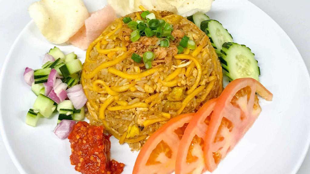 Fried Rice Tek-Tek · Fried rice with egg, chicken, egg noodles, fried shallot, and scallions.