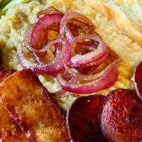 Mangu Tres Golpes · 2 eggs, 2 slices of tropical cheese and 2 slices of salami.