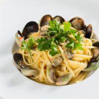 Linguine Alle Vongole · Manila clams, Italian red peperoncino, garlic confit, fresh parsley, white wine sauce