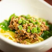 湖南卤粉（牛）Hunan Classic Rice Noodle（Beef） · red pepper.  sliced beef. cilantro。peanuts。w Hunan meat sauce