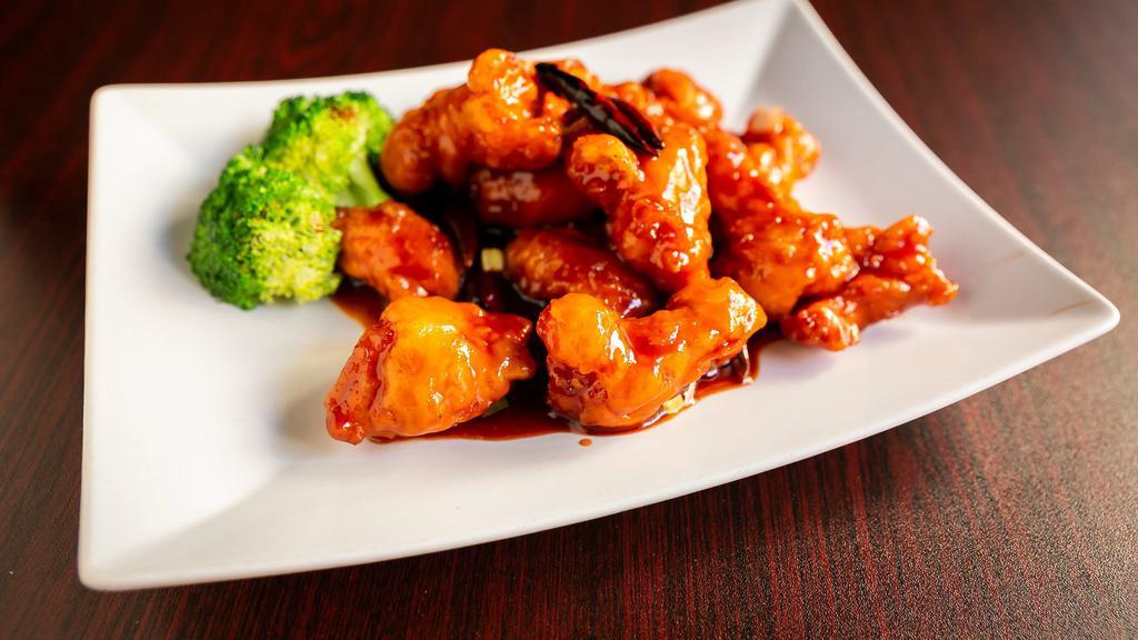 左宗鸡 General Tso'S Chicken · Hot. Crispy chicken in general tso's sauce, broccoli on the side. Served with your choice of white or brown rice.