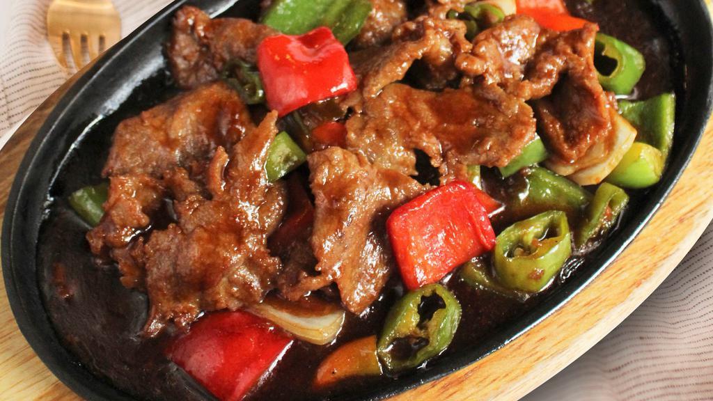铁板牛肉Sizzling Sliced Beef · Hot. Sliced beef with green pepper, red pepper and onions in brown sauce.