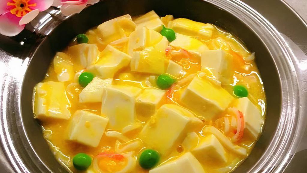 蟹粉豆腐Golden Cube · Soft tofu with crab meat in salted egg yolk sauce.