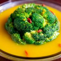 金汤西兰花 Broccoli In Pumpkin Bisque · Vegetarian, gluten free. Served with your choice of white or brown rice.