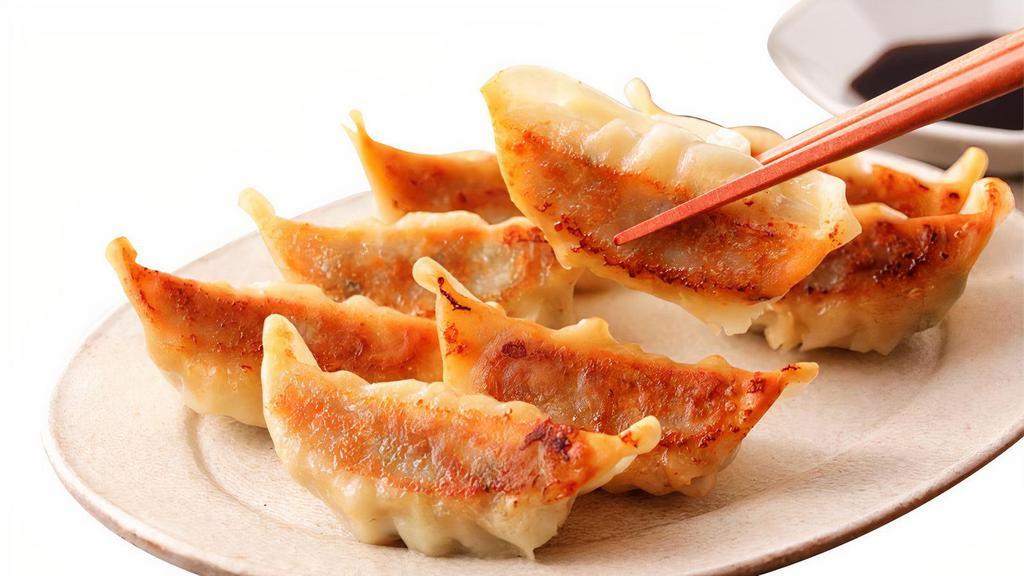 Pan-Fried Pork & Cabbage Dumplings (6 Pieces) / 猪肉白菜煎饺 · 