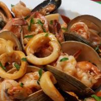 Mariscada Al Ajillo · Clams, mussels, calamari and shrimp in garlic sauce. Served with rice.