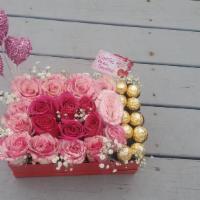 Flower Box With Chocolates And 20 Rosas Pink  · FLOWER BOX WITH 10 CHOCOLATES AND Roses PINK.