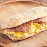 Sandwich De Huevo Y Jamon · Sandwich with ham and scrambled eggs.