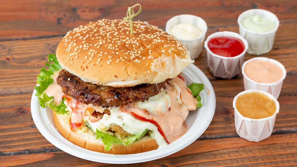 Vegetariana · Cebolla, lechuga, tomate, queso y salsa especial / onions, lettuce, tomato, cheese and special sauce.