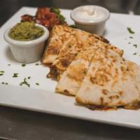 Tex-Mexican Quesadilla, Chicken, Steak Or Shrimp With Guacamole And Pico De Gallo · Quesadilla Variada: pollo, carne y camarones.