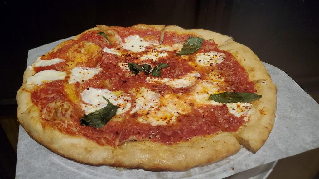 Pizza Margharita · san marzano tomato, lioni burrata, basil