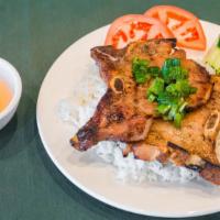 Com Suon Nuong · Grilled pork chop on white rice.