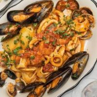 Fritti Di Mare · Linguini, clams, mussels, shrimp. Calamari, vongole clams, red or white sauce.