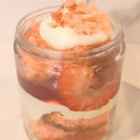 Kake Jars - Strawberry Shortcake · A strawberry cake with strawberry filling and buttercream with strawberries