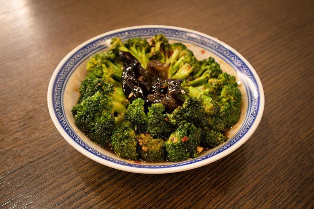 Sautee Broccoli With Garlic Sauce ┇鱼香西芥兰 · Brocooli with house special garlic sauce