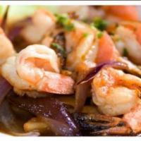 Camaron Saltado · Shrimp cooked in onions and tomatoes.