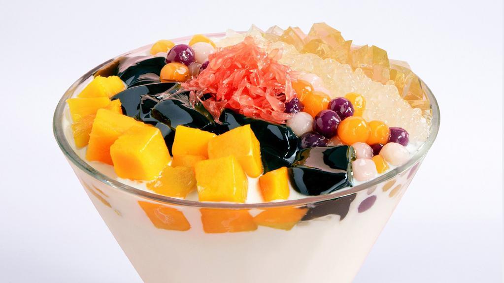 Mango & Sago Grass Jelly Combo (杨汁甘露烧仙草) · Mango, sago, grass jelly, boba, pomelo, and aiyu jelly on a milk tea base.