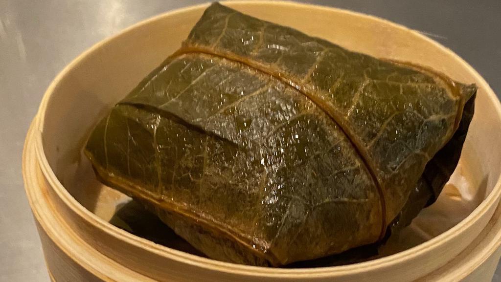 Sticky Rice With Lotus Leaf 糯米雞 · Wraps rice, chicken and sausage.
糯米, 雞肉及臘腸。