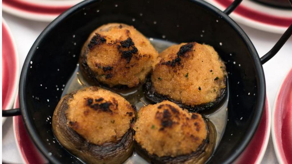 Champinones Rellenos · Mushrooms stuffed with seasoned bread crumbs.