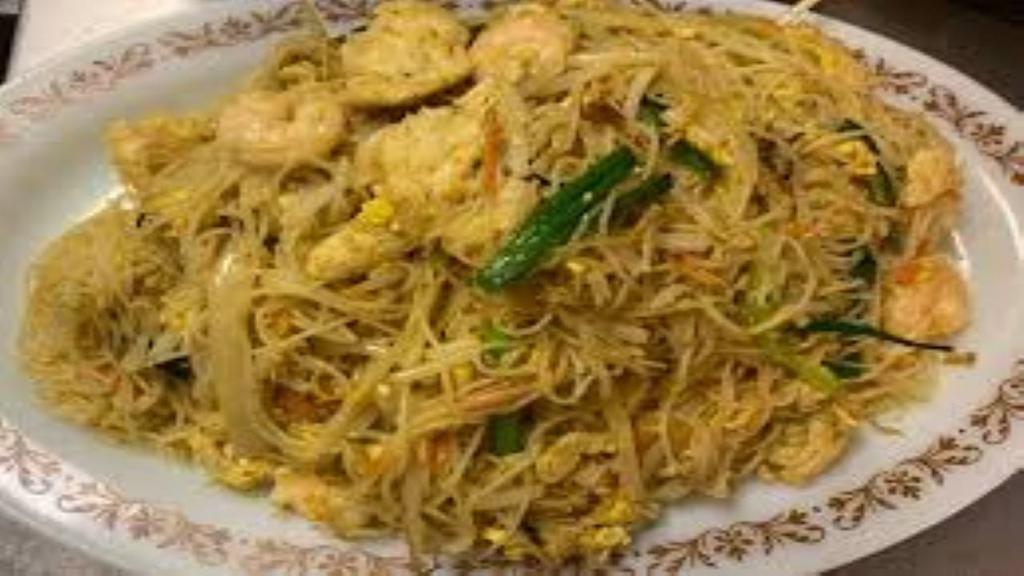 Singapore Chow Mein Fun · Stir-fried rice noodles in curry seasoning. made with chicken shrimp and beef.