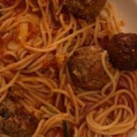 Spaghetti Con Salsa Bolognese · Spaghetti with meat sauce.