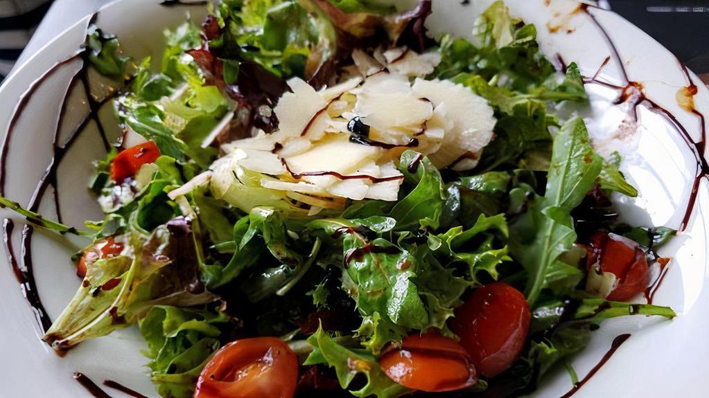 House Salad · Mixed greens with fresh tomatoes and onions