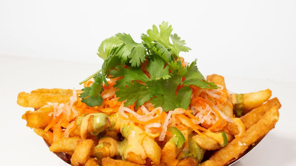 (Joju) Fries · Customer Favorite!
JoJu's fried fries topped with pork house sauce, spicy mayo, spicy green sauce, pickled daikon & carrots, cilantro & jalapeños.
Please notify a staff if you have dietary restrictions or allergies.