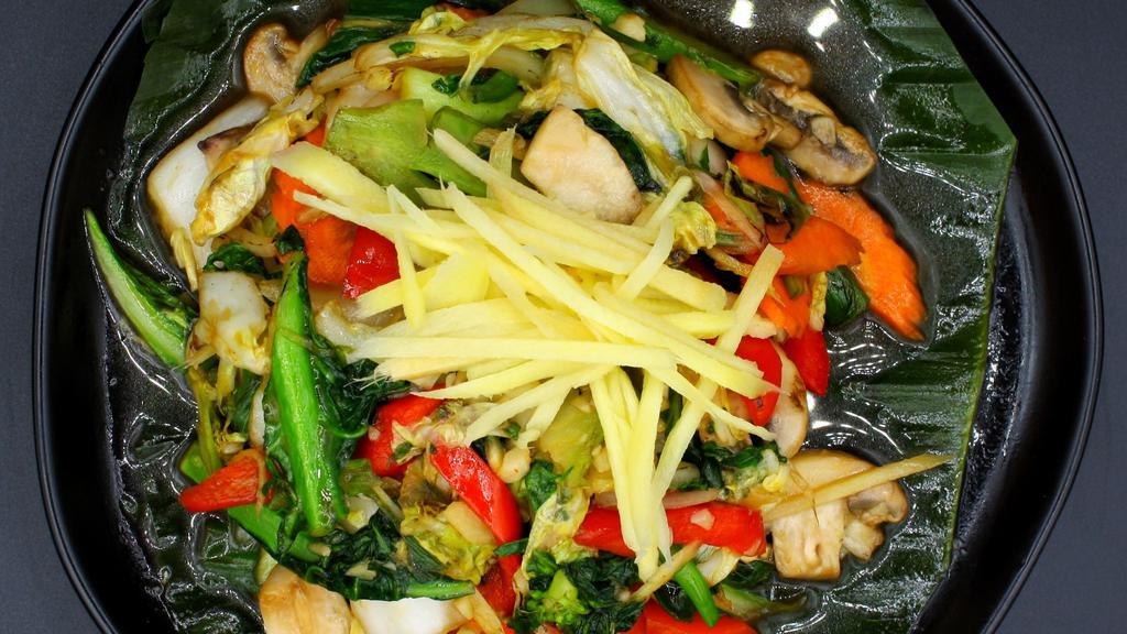 Pad Ginger · Stir-fried the aroma of fresh healthy ginger with mushrooms, onions, scallion, bell peppers, and carrots.