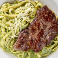 Tallarin Verde Con Bistec · Filete con linguine verde. / Steak with green linguine.