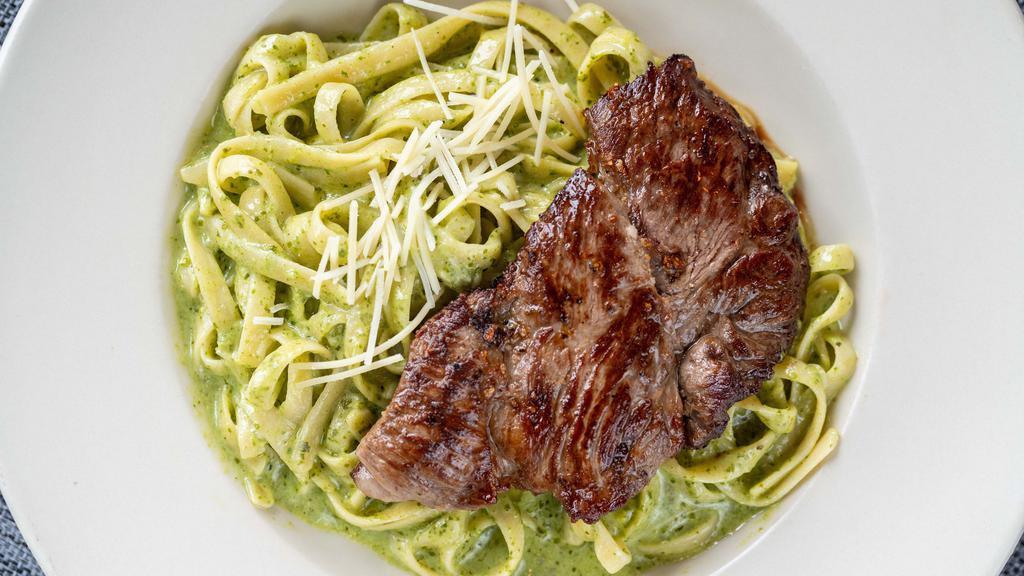 Tallarin Verde Con Bistec · Filete con linguine verde. / Steak with green linguine.