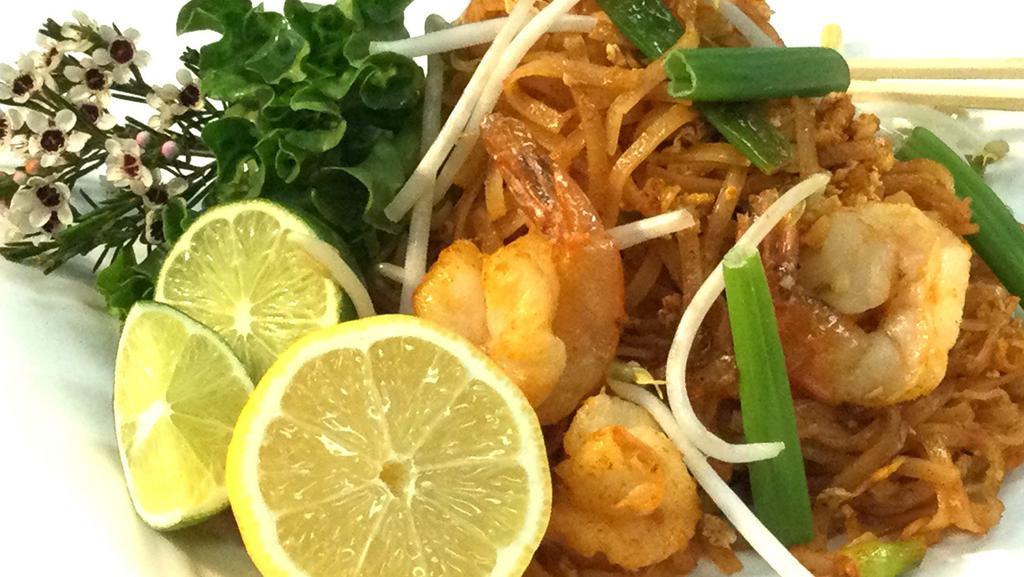 Pad Thai · Thai rice noodle / egg / chopped peanuts / bean sprout / scallion 
Choice of; tofu, veg, chicken, beef or shrimp (only shrimp add $1)