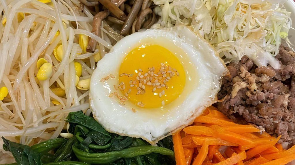 Bibimbab / 비빔밥 · Rice, bean sprout, spinach, carrot, egg, cabbage, royal fern, scallion, sesame oil.