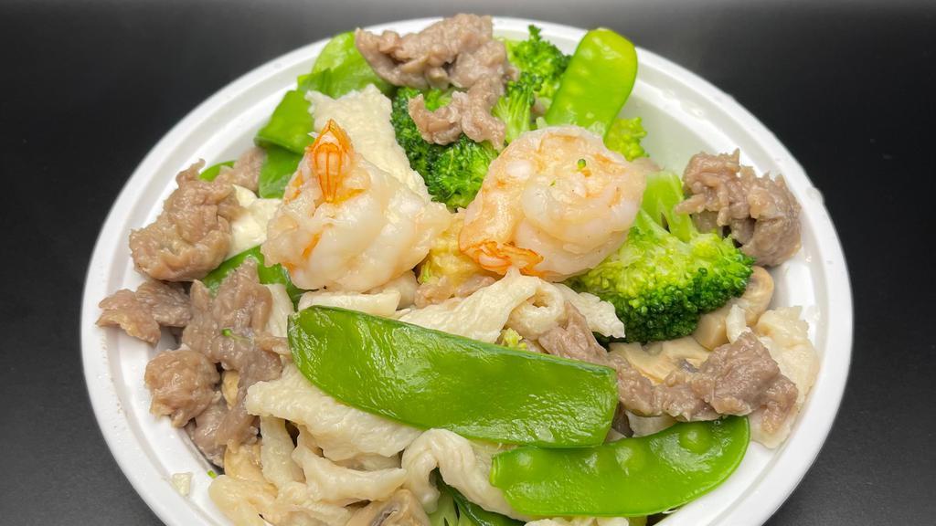 Gourmet Garden · Jumbo shrimp, chicken and beef slices with snow peas, straw mushrooms, broccoli, water chestnuts, baby corn and tofu.