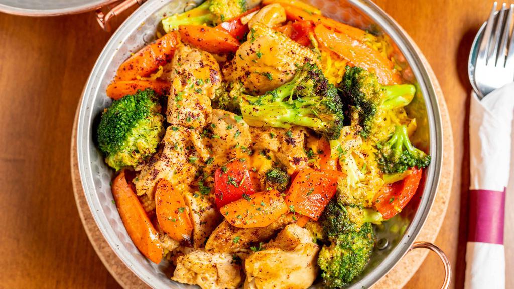 Cataplana · Roasted cougrettes and broccoli tossed with grilled chicken to dish out a fusion of flavors & textures, plated on our special seasoned rice with a drizzle of your choice of sauce.