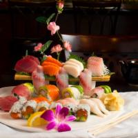 Sushi & Sashimi Combo 4 Me · 10 pcs of assorted sashimi, four pcs of sushi, tuna roll.