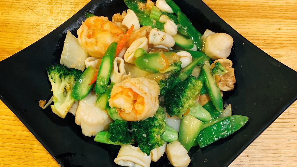 Seafood Delight · Jumbo shrimp, scallops, crabmeat, squid sauteed with Chinese bok choy, mushroom, baby corn, snow peas, and red pepper in white sauce.