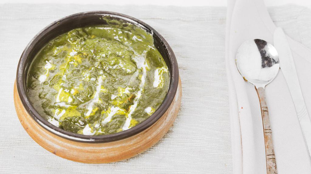 Palak Tandoor Paneer · Tandoori cooked cottage cheese simmered in cumin tempered spinach gravy cream.