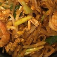 Pad Kee Mao · Stir-fried flat noodle, string bean, chili, egg, basil, carrot, onion, with spicy basil sauce.