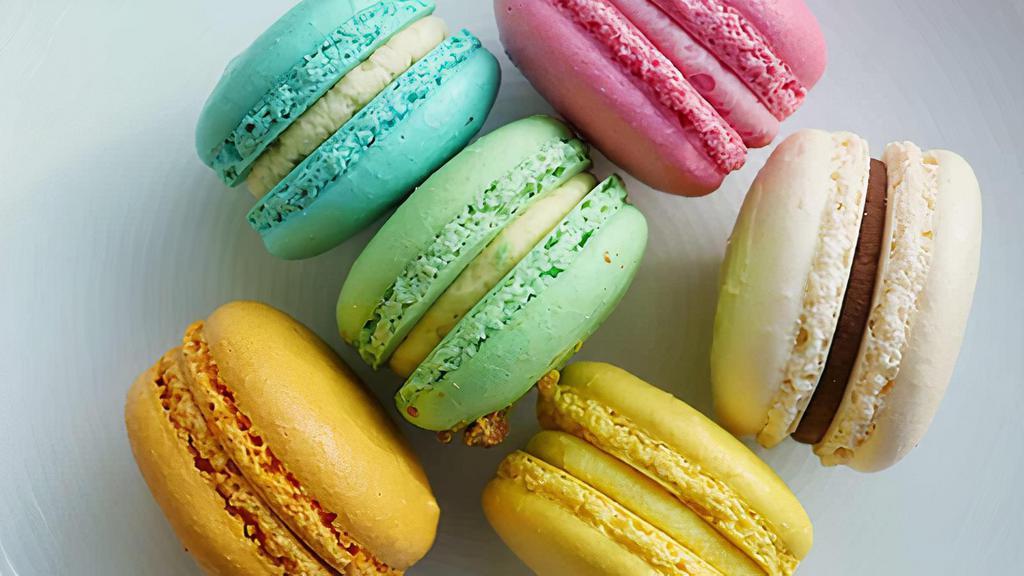 Macarons · 6 pieces and 6 flavors