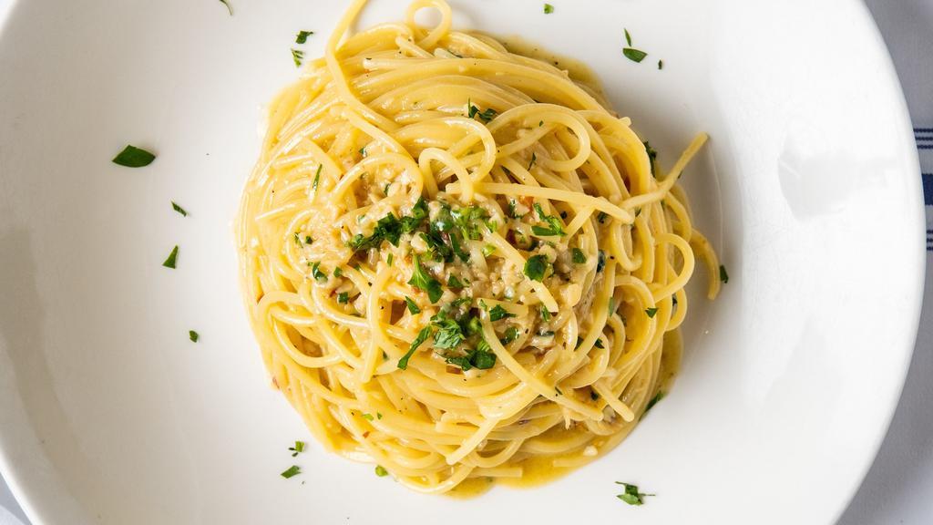 Spaghetti Aglio & Olio “Al Pacino” · Extra virgin olive oil, red pepper, garlic
& Parmigiano Reggiano.