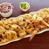 Jalea Peruana · Calamares, cangrejos, Camarones, Choros, pescado, yuca y ensalada criolla.