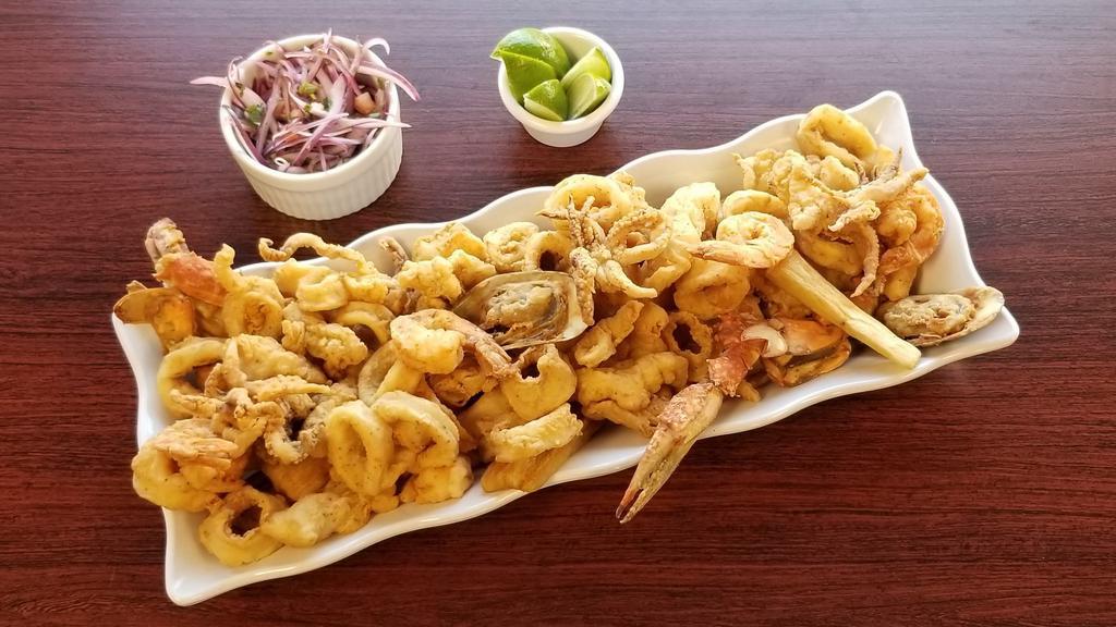 Jalea Peruana · Calamares, cangrejos, Camarones, Choros, pescado, yuca y ensalada criolla.