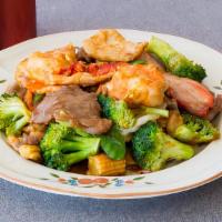 Happy Family · Jumbo shrimp, chicken, beef, & lobster w. mixed vegetable in special sauce.