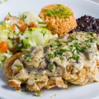 Pechuga Con Champiñones · Seared chicken breast sauteed mushrooms with rice and salad