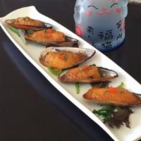 Bake Mussels · Grilled new zealand mussels with special spicy mayo sauce.