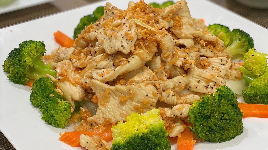 Garlic & Black Pepper Entrée · Sautéed fresh garlic and white pepper in brown garlic with steamed mixed vegetables.